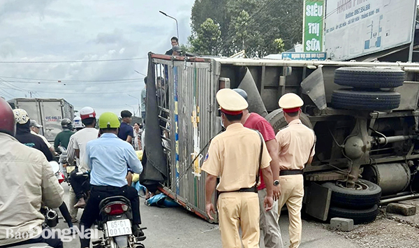  Hiện trường vụ lật xe tải chở cám trên quốc lộ 1 (đoạn qua xã Tây Hòa, H.Trảng Bom) khiến 1 người đi xe máy tử vong trưa 28-10. Ảnh: CTV