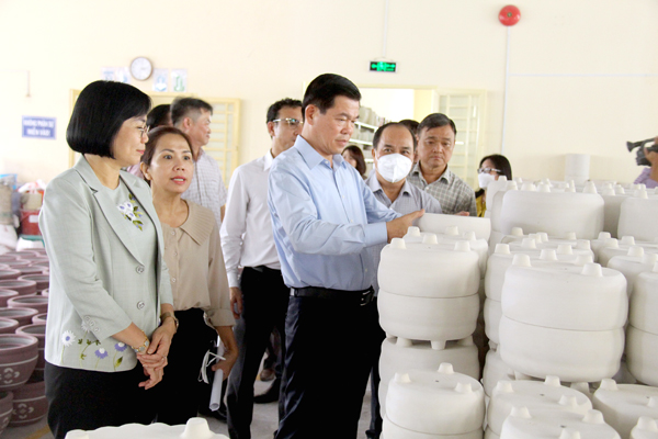 Ủy viên Trung ương Đảng, Bí thư Tỉnh ủy Nguyễn Hồng Lĩnh tham quan quy trình sản xuất gốm tại một doanh nghiệp ở Cụm công nghiệp gốm sứ Tân Hạnh (TP.Biên Hòa). Ảnh: Hải Quân