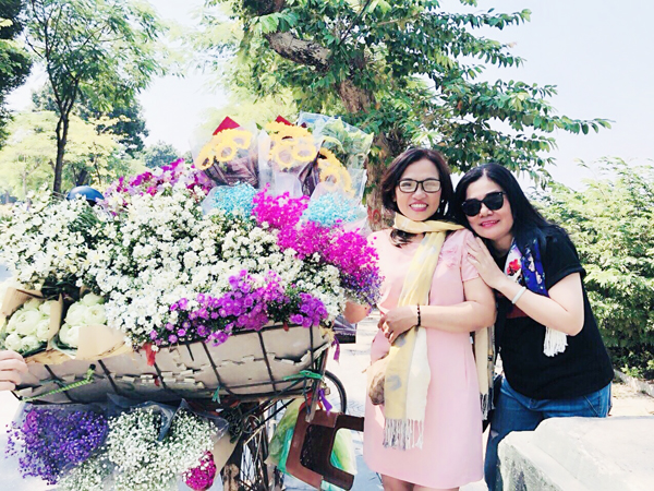 Du khách Đồng Nai  thích thú chụp ảnh với những xe bán hoa trên đường phố Hà Nội