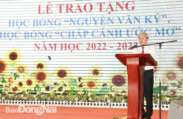  Ủy viên Ban TVTU, Chủ tịch Ủy ban MTTQ Việt Nam tỉnh Cao Văn Quang phát biểu tại lễ trao học bổng.