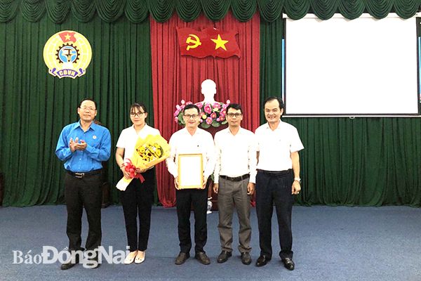 Chủ tịch Công đoàn Viên chức tỉnh Phạm Văn Chiến trao quyết định cho Ban chấp hành Công đoàn cơ sở