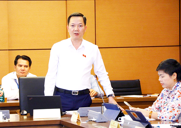 Đại biểu Trịnh Xuân An thuộc Đoàn Đại biểu Quốc hội tỉnh thảo luận ở tổ về dự án Luật HTX (sửa đổi) và dự án Luật Phòng thủ dân sự vào chiều 1-11