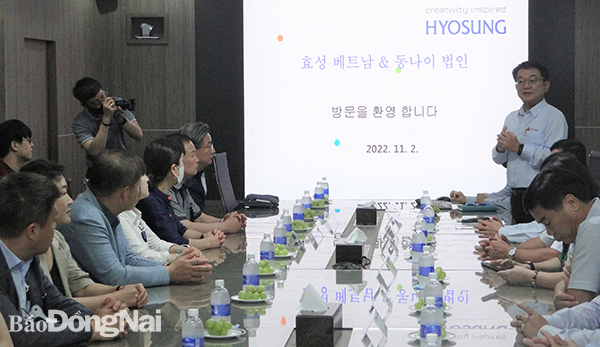 Phó tổng giám đốc Hyosung Việt Nam Yoo Sun Hyung thông tin về các sản phẩm và hoạt động sản xuất của doanh nghiệp