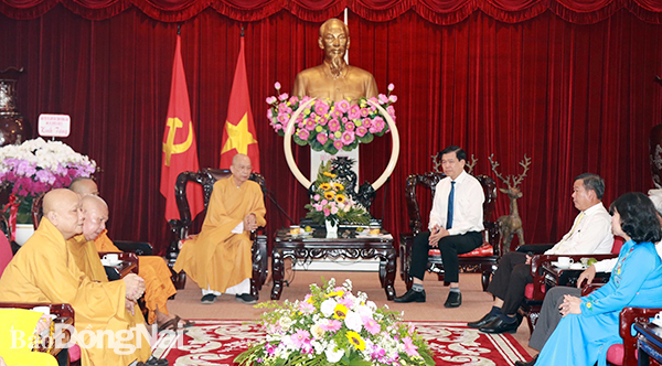 Bí thư Tỉnh ủy Nguyễn Hồng Lĩnh trao đổi cùng các thành viên Ban Trị sự Giáo hội Phật giáo Việt Nam tỉnh