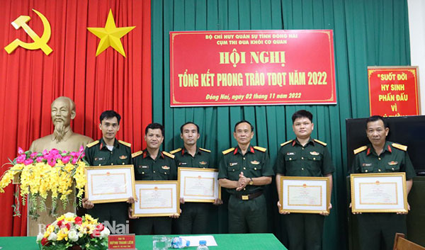 Thừa ủy quyền Bộ Quốc phòng, đại tá Huỳnh Thanh Liêm trao Bằng khen của Bộ Quốc phòng cho 5 tập thể. Ảnh: Nguyệt Hà