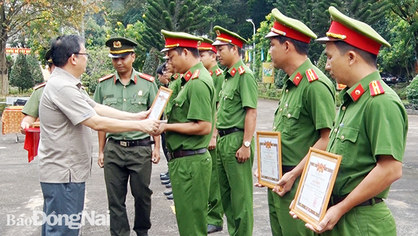  Chủ tịch UBND huyện Mai Văn Hiền trao giấy khen cho các cá nhân được khen thưởng trong buổi lễ