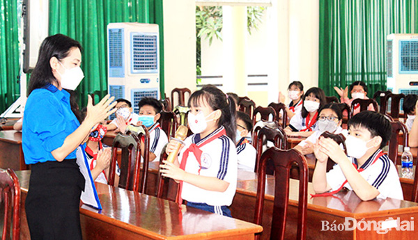 Các em đội viên Trường tiểu học Nguyễn An Ninh (P.Tân Mai, TP.Biên Hòa) tìm hiểu về truyền thống của Đoàn thông qua trò chơi tại Ngày hội tiến bước lên Đoàn. Ảnh: N.Sơn