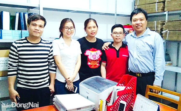 Anh Nguyễn Nam Hải (bìa phải) chụp hình cùng các sinh viên thực tập tại doanh nghiệp của anh. Ảnh: H.Yến