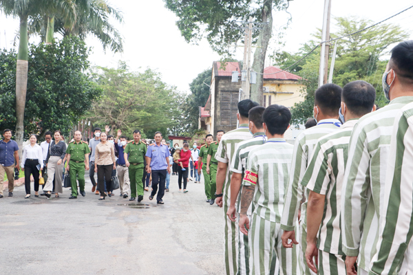 Đại diện cơ quan chức năng, gia đình phạm nhân Trại giam Xuân Lộc vào thăm các phạm nhân trong Ngày hội gia đình năm 2022 tại Trại giam Xuân Lộc. Ảnh: T.Tâm
