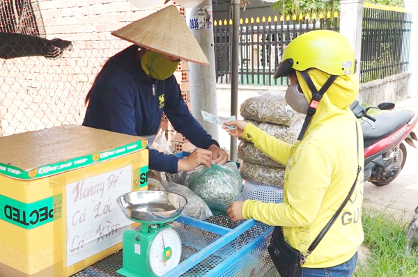 Nhiều khách đi đường đã dừng lại mua đặc sản khô cá cơm ở hồ Trị An