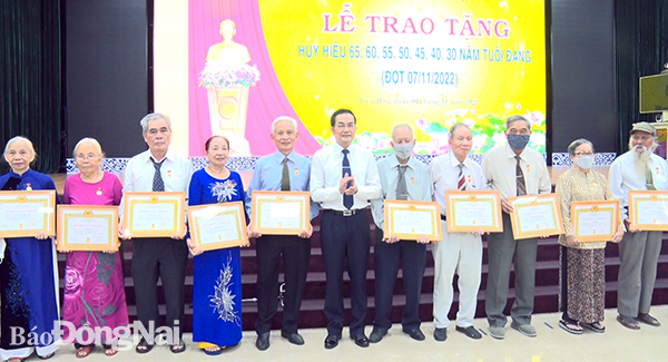 Ủy viên Ban TVTU, Bí thư Thành ủy Biên Hòa Võ Văn Chánh trao huy hiệu Đảng cho các đảng viên