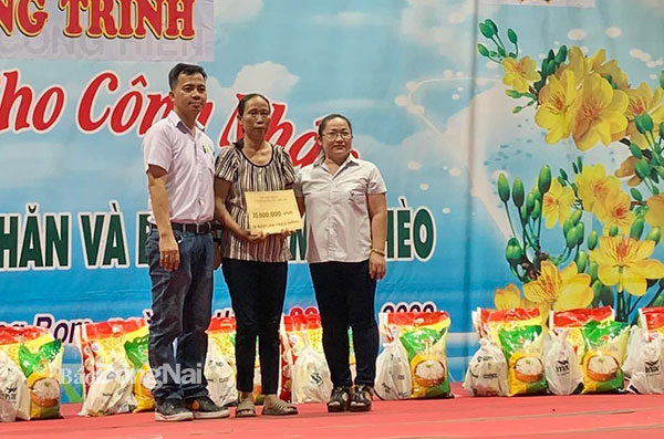 Công đoàn và lãnh đạo Công ty TNHH Pacific Việt Nam tặng quà cho công nhân lao động có hoàn cảnh khó khăn