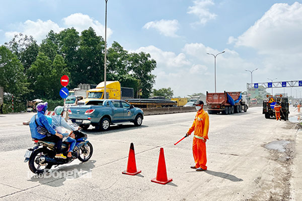 Để đảm bảo an toàn trong quá trình duy tu, bảo dưỡng quốc lộ 51, các công nhân Công ty CP Phát triển đường cao tốc Biên Hòa - Vũng Tàu phải cắt cử người điều tiết giao thông. Ảnh: Đ.Tùng