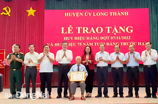 Thường trực, Thường vụ Huyện ủy Long Thành chúc mừng đảng viên Trần Hữu Thìn