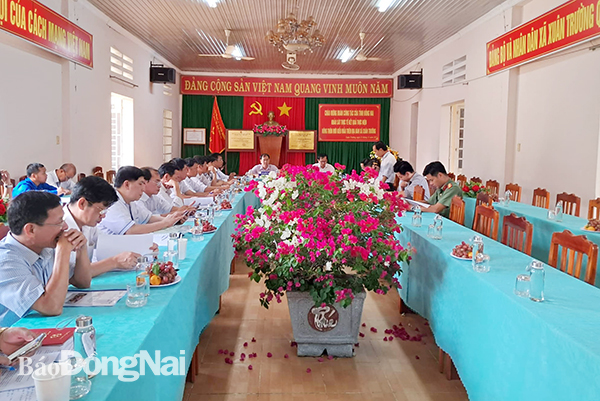 Phó chủ tịch UBND huyện Võ Thị Ngọc Lắm tặng giấy khen cho tập thể, cá nhân có thành tích xuất sắc trong thực hiện công tác phổ biến giáo dục pháp luật