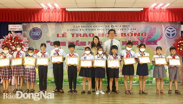 Đại diện Công ty và Liên đoàn Lao động H.Trảng Bom trao học bổng cho các em học sinh