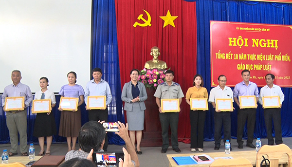Phó Chủ tịch UBND huyện Võ Thị Ngọc Lắm tặng giấy khen cho tập thể, cá nhân có thành tích xuất sắc trong thực hiện công tác PBGDPL