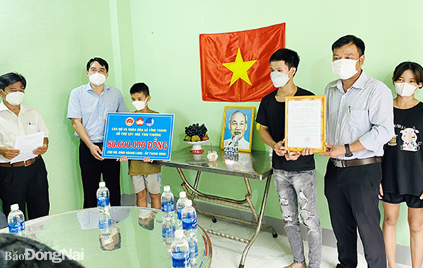 Lãnh đạo xã Vĩnh Thanh (H.Nhơn Trạch) trao tặng nhà tình thương cho người dân có hoàn cảnh khó khăn trên địa bàn. Ảnh: H.Thảo