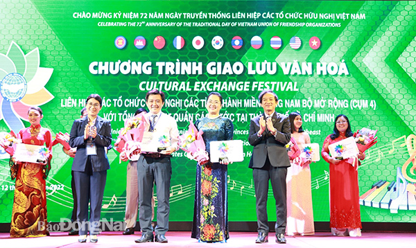 Ban tổ chức Liên hoan Giai điệu hữu nghị miền Đông Nam bộ mở rộng (cụm 4) năm 2022, trao giải nhất cho đơn vị tỉnh Đồng Nai và TP.HCM. (ảnh: Sông Thao)