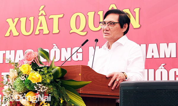 Phó chủ tịch UBND tỉnh Nguyễn Sơn Hùng phát biểu tại lễ xuất quân. Ảnh: Huy Anh