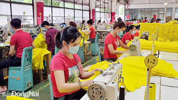 Đẩy mạnh tuyên truyền giúp công nhân yên tâm sản xuất. Trong ảnh: Công nhân Công ty TNHH Pousung Việt Nam trong giờ làm việc. Ảnh: L.Mai