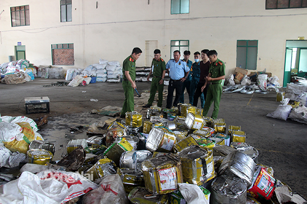 Lực lượng công an Đồn Công an KCN Biên Hòa kiểm tra phát hiện hàng chục tấn chất thải nguy hại đang được chủ cơ sở tập kết để tái chế. Ảnh: Trần Danh