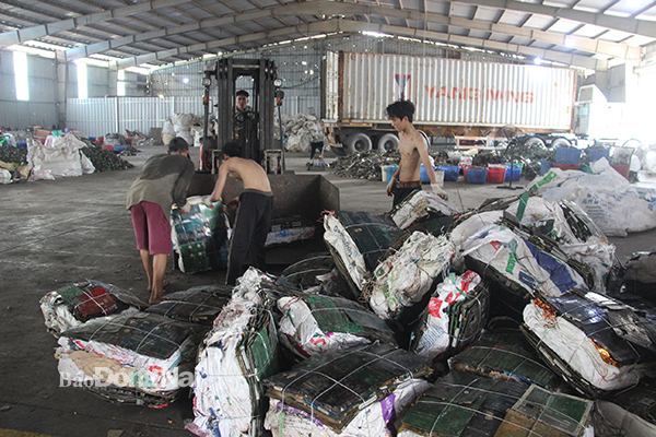 Công nhân tập kết các phần rác thải sau khi bóc tách những phần còn sử dụng để tiếp tục chuyển đi nơi khác. Ảnh: Trần Danh