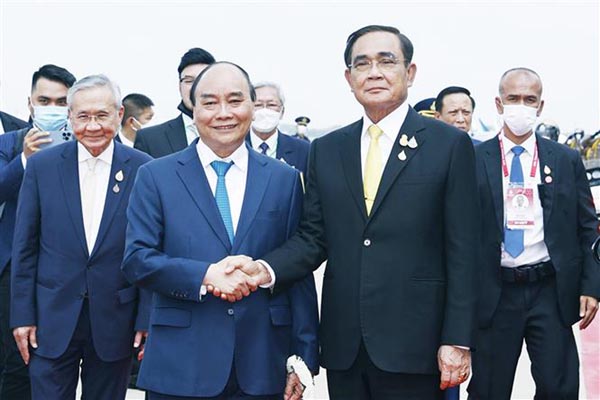 Thủ tướng Thái Lan Prayut Chan-o-cha đón Chủ tịch nước Nguyễn Xuân Phúc tại sân bay Không quân Hoàng gia Thái Lan