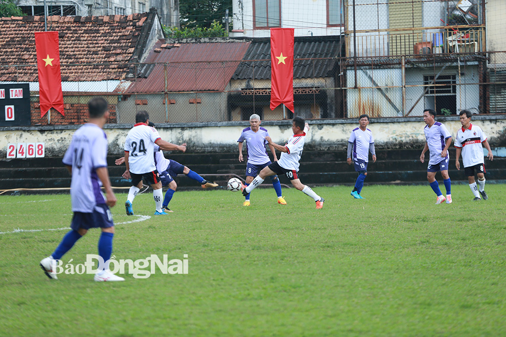 Trận khai mạc giữa 2 đội FC Văn Tâm Đồng Nai và FC Tấn Hải (áo trắng đỏ đen)