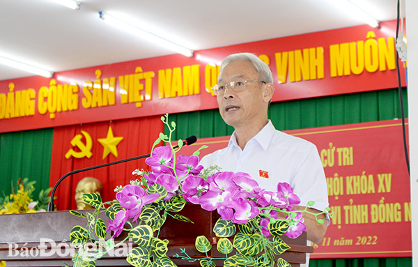 Chủ nhiệm Ủy ban Tài chính – Ngân sách của Quốc hội Nguyễn Phú Cường trao đổi với cử tri