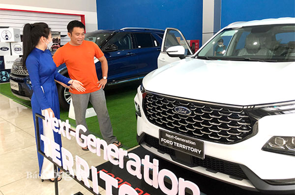 Khách hàng tham khảo mẫu xe Ford Territory mới ra mắt tại Đại lý Đồng Nai Ford (quốc lộ 1, TP.Biên Hòa). Ảnh: Hải Hà