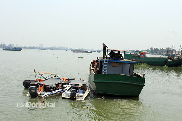 Một vụ bơm hút cát trái phép được Công an TP. Biên Hòa phát hiện, bắt giữ trên sông Đồng Nai