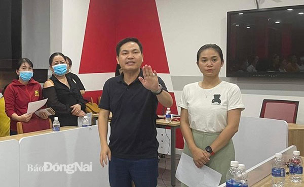 Ông Võ Kim Nghĩa và một người khác đại diện Hệ thống Anh ngữ Apax Leaders Biên Hòa liên tục xin phụ huynh ngừng lời để được tiếp tục giải thích