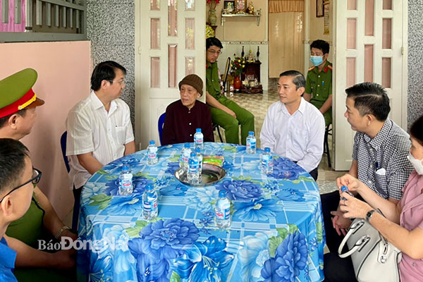 Chủ tịch UBND TP.Biên Hòa Đỗ Khôi Nguyên thăm hỏi gia đình nạn nhân tai nạn giao thông tại TP.Biên Hòa. Ảnh: CTV
