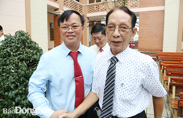 Chủ tịch UBND tỉnh Cao Tiến Dũng vui mừng được gặp lại thầy giáo Tô Hoàng Lộc, nguyên Hiệu trưởng Trường THPT Ngô Quyền  2.