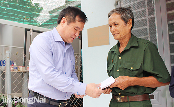  Đồng chí Phan Xuân Thủy, Phó trưởng ban Tuyên giáo Trung ương trao quà cho các hộ gia đình được bàn giao nhà tình thương tại buổi lễ