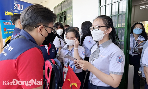 Học sinh Trường THPT Nguyễn Trãi (TP.Biên Hòa) tham gia hoạt động hướng nghiệp tại trường