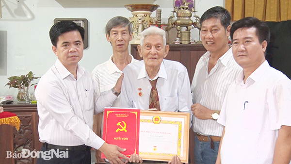 Đc Lâm Tấn Khải, Trưởng ban tổ chức Thành ủy trao qd cho Đảng viên Phan Văn Kiệt