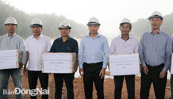  Bộ trưởng Bộ GT-VT Nguyễn Văn Thắng tặng quà các đơn vị thi công dự án đường cao tốc Phan Thiết - Dầu Giây.