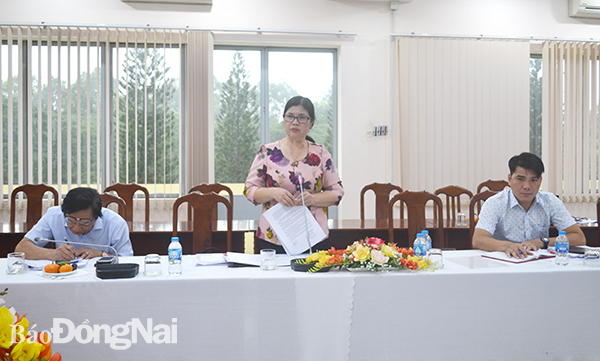 Phó trưởng ban thường trực Ban Dân vận Tỉnh ủy Phạm Thị Kim Chung trao đổi những nội dung về công tác dân vận chính quyền của đơn vị tại buổi giám sát.