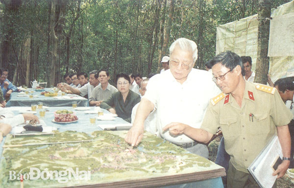Nguyên Thủ tướng Võ Văn Kiệt làm việc với lãnh đạo tỉnh Đồng Nai về công tác tôn tạo di tích Trung ương Cục  miền Nam (1961-1962) tại rừng Mã Đà (H.Vĩnh Cửu) vào tháng 3-2003 (Nguồn tư liệu)