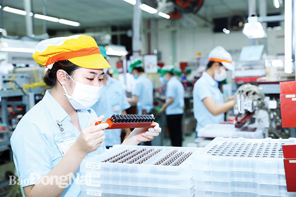 Công nhân làm việc tại nhà máy sản xuất linh kiện điện tử ở Khu công nghiệp Long Bình (TP.Biên Hòa)