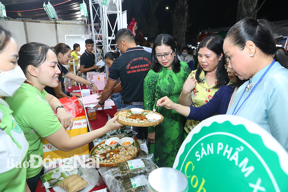 Ban tổ chức, đại biểu tham quan một gian hàng tại Tuần lễ Văn hóa - du lịch - ẩm thực Đồng Nai. Ảnh: Huy Anh