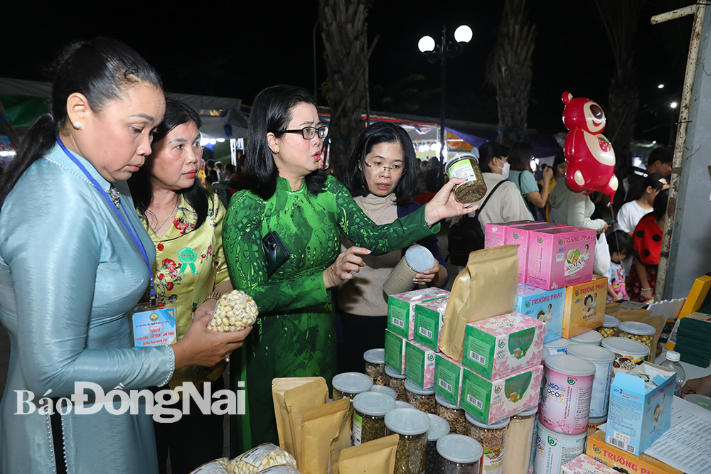 Ban tổ chức, đại biểu tham quan một gian hàng tại Tuần lễ Văn hóa - du lịch - ẩm thực Đồng Nai. Ảnh: Huy Anh