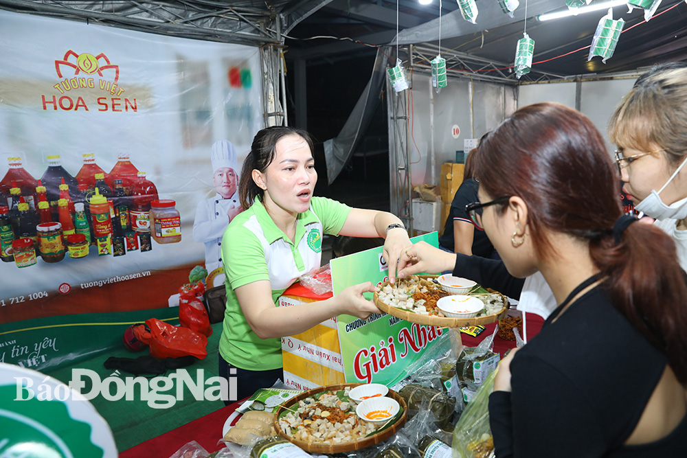 Du khách tham quan tại một gian hàng tại Tuần lễ Văn hóa - du lịch - ẩm thực Đồng Nai