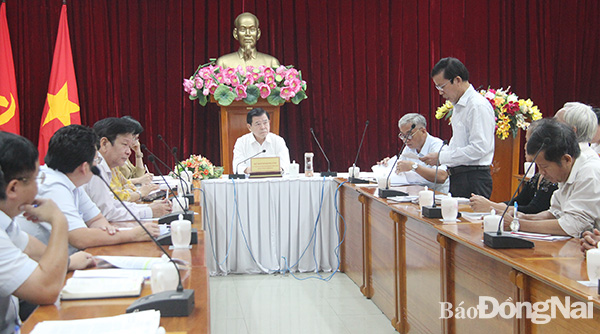 Bí thư Tỉnh ủy Nguyễn Hồng Lĩnh lắng nghe ý kiến phản ảnh của người dân tại buổi tiếp dân chiều 25-11