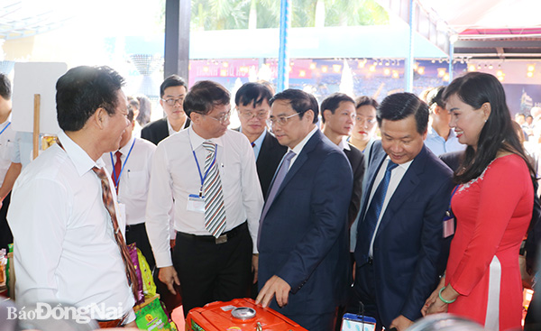 Thủ tướng Chính phủ Phạm Minh Chính trao đổi với các doanh nghiệp của Đồng Nai