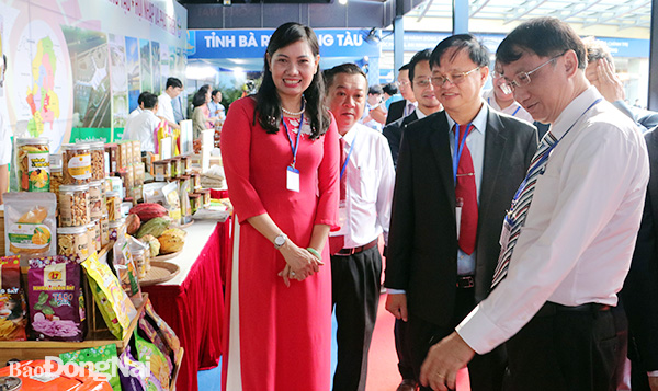 Chủ tịch UBND tỉnh Cao Tiến Dũng tham quan gian trưng bày các sản phẩm OCOP của Đồng Nai tại hội nghị. (Ảnh: Hoàng Hải)