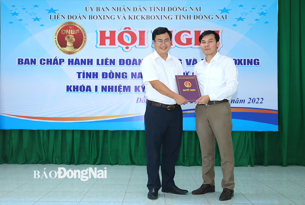 Chủ tịch Liên đoàn Boxing và Kickboxing tỉnh Đồng Nai Lê Hồng Ngân (phải) trao quyết định bổ nhiệm Phó chủ tịch Liên đoàn 