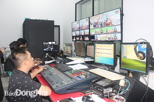Kỹ thuật viên Phòng Truyền dẫn phát sóng Đài PT-TH Đồng Nai trong giờ làm việc. Ảnh: H.DUNG